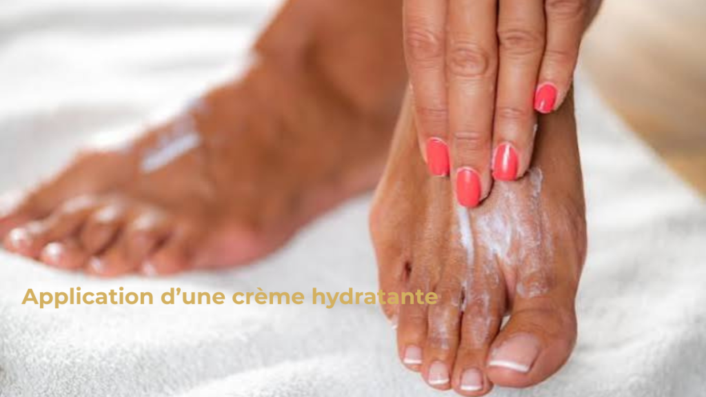 Application d'une crème hydratante Femme appliquant une crème hydratante sur ses pieds